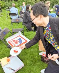 TD - pet city - anh linh ngo gets first piece of the cake